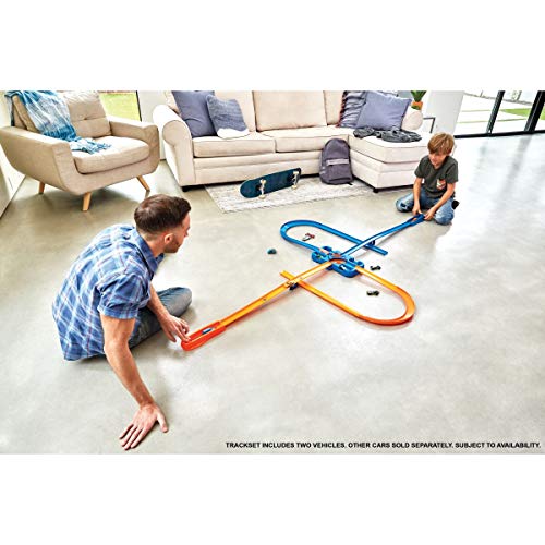 Toy Car Track Builder Playset with 25 Component Parts & 1:64 Scale Vehicle J595388