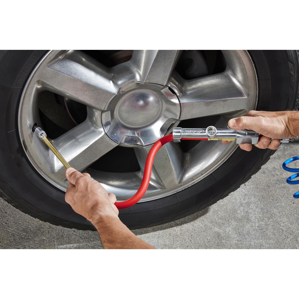 Dual-Head Angle Chuck Inflator with Inline Gauge G23266